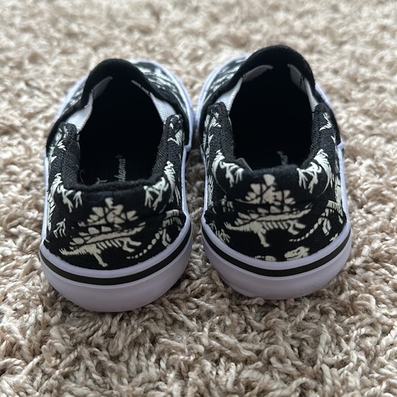 Tommy Bahama Black & White Glow in the Dark Dinosaur Slip on Sneaker toddler 5 - Picture 3 of 6
